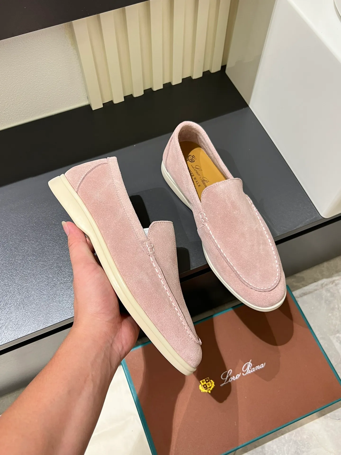 Men's shoes 💰p360 "Loro men's shoes 💰pian'*" Classic L men's shoes for couples 💰p Top version British flat loafers, a must-have item in old money style, the minimalist design is eye-catching and durable, a plus point for dressing The soft foot feel and texture are outstanding. They don’t scratch your feet and are very nice. They are matched with soft and waxy soles. They can be worn daily for a long time without getting tired. They are easy to wear, versatile and classic items, with perfect foot feel and texture! Imported cashmere fabric, the lining is made of imported A-grade water-dyed cow lining, the top version of the genuine leather midsole is sewn with pure handmade mark thread! Size: Female 35-40 (34. Customized) Male 38-44 (45.46. Customized)